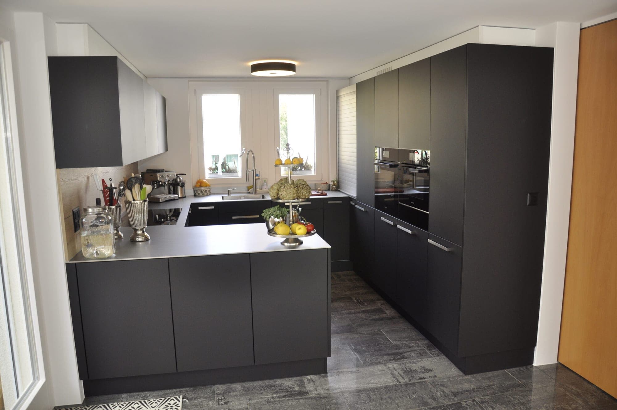 Design-Küche mit schwarz matten Fronten und Halbinsel, Einfamilienhaus Frauenfeld